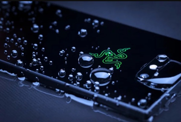 Razer Phone 2 в воде